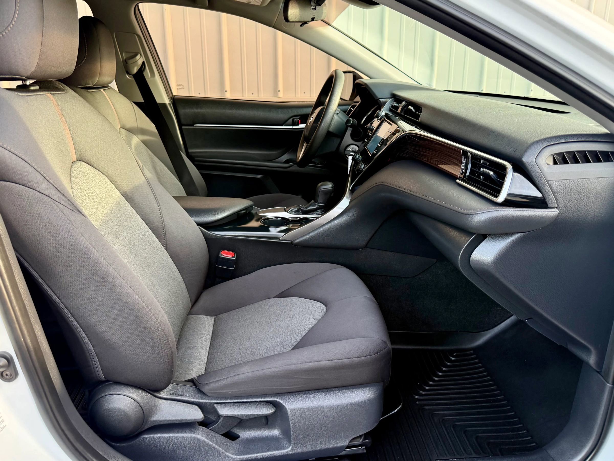 Used 2018 Toyota Camry LE FWD image 31