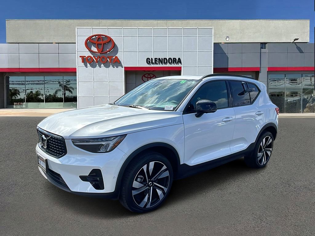 Used 2025 Volvo XC40 B5 Plus image 7