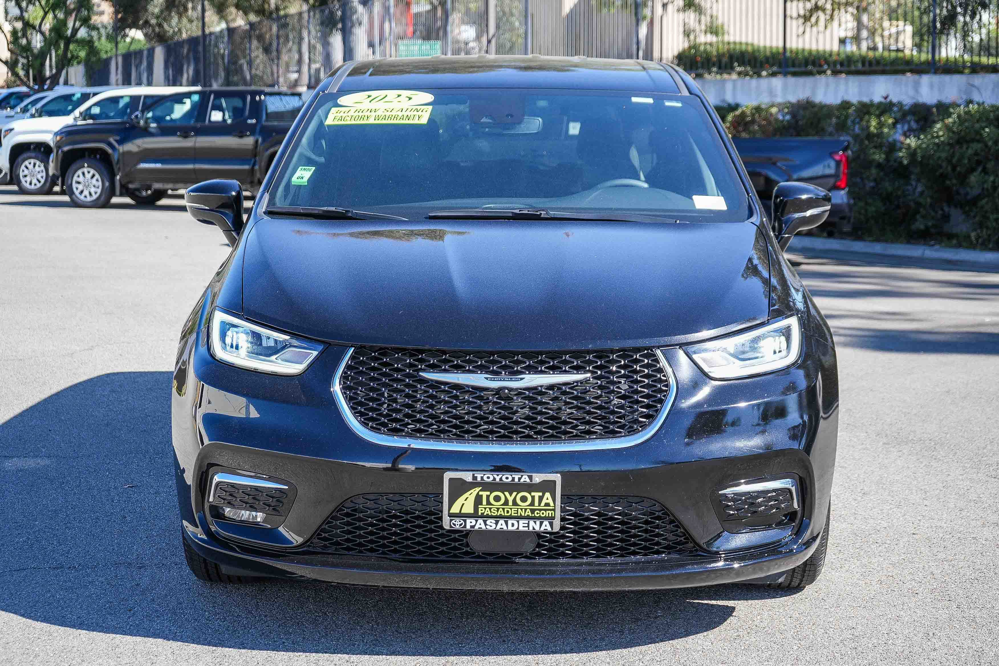 Used 2025 Chrysler Pacifica Select FWD image 2
