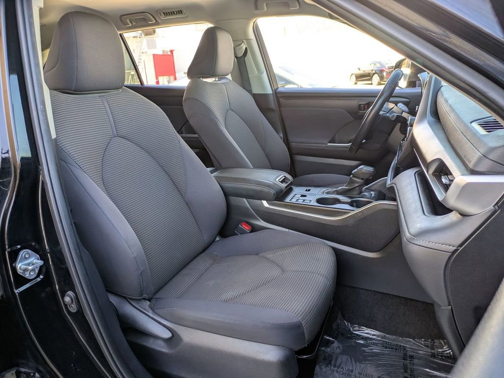 Used 2024 Toyota Highlander LE image 28
