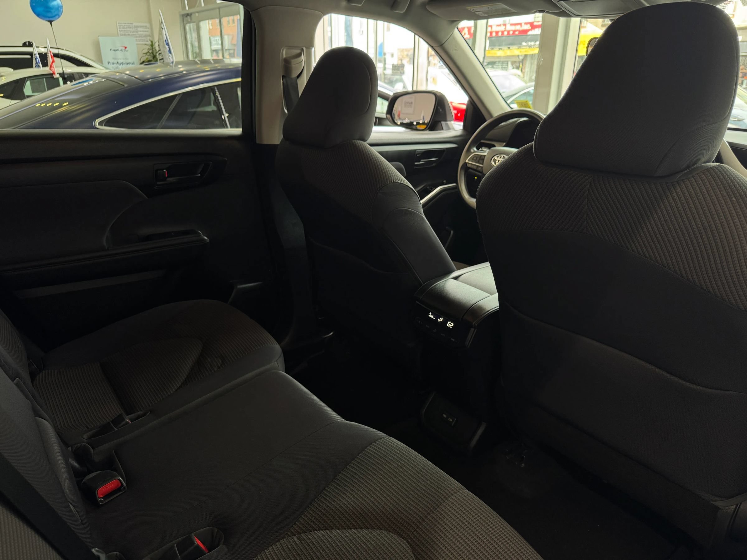 Used 2022 Toyota Highlander L AWD/4WD image 30