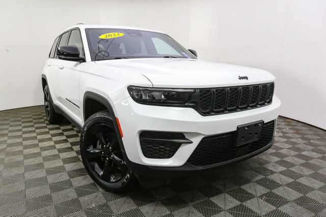 Used 2023 Jeep Grand Cherokee Altitude AWD/4WD image 3