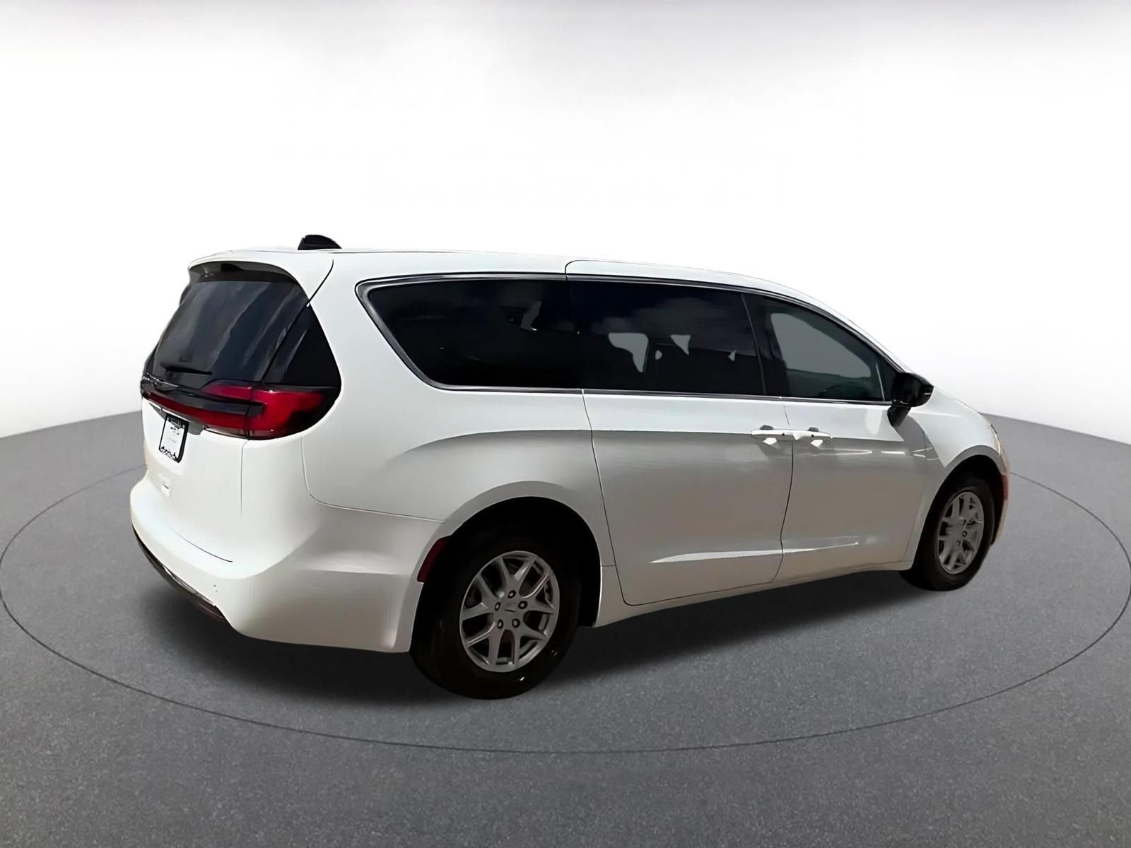 Used 2025 Chrysler Pacifica Select image 15