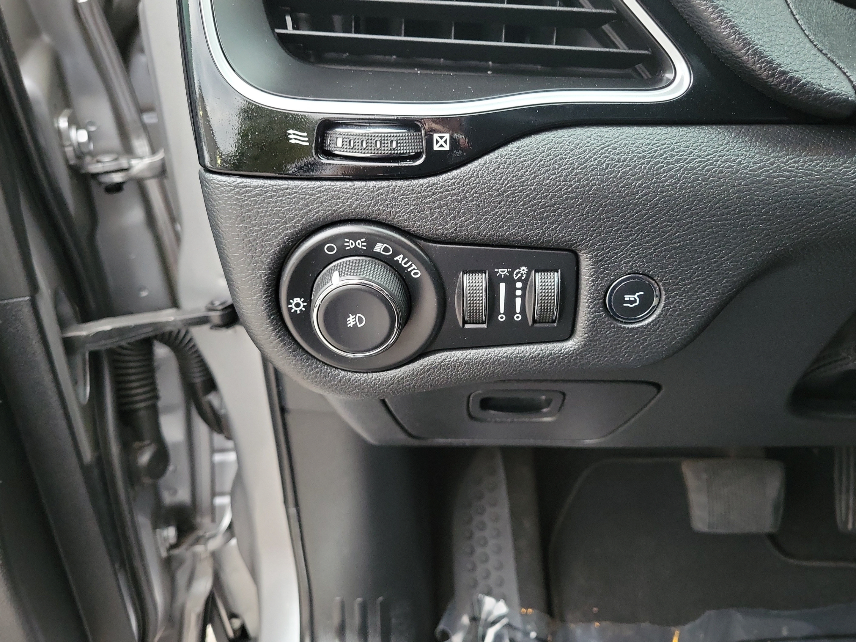 Used 2020 Jeep Cherokee Latitude Plus FWD image 8