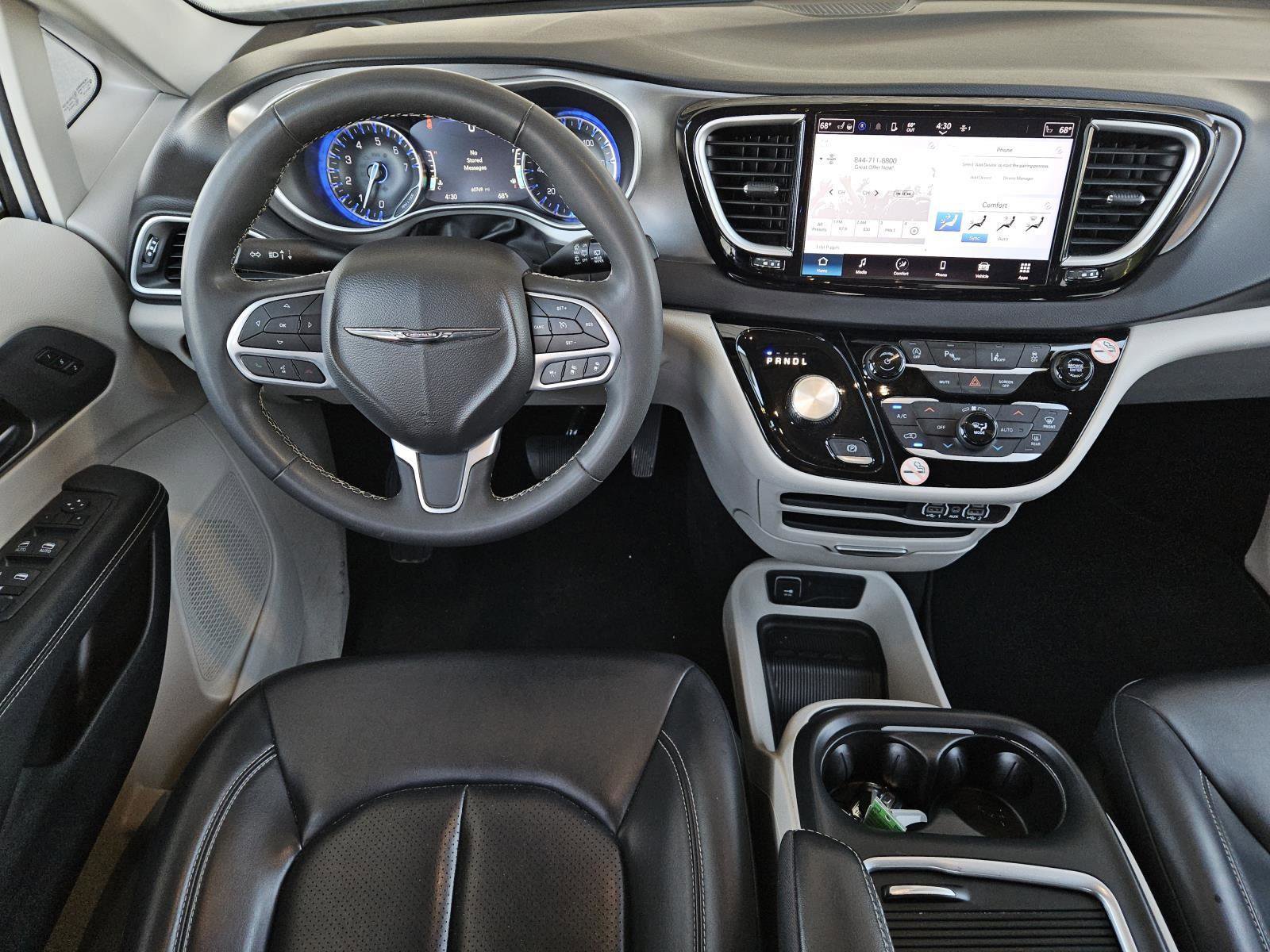 Used 2023 Chrysler Pacifica Touring-L image 9