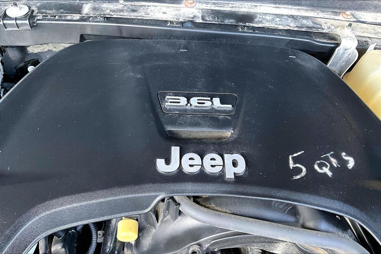 Used 2018 Jeep Wrangler Unlimited Sahara AWD/4WD image 32