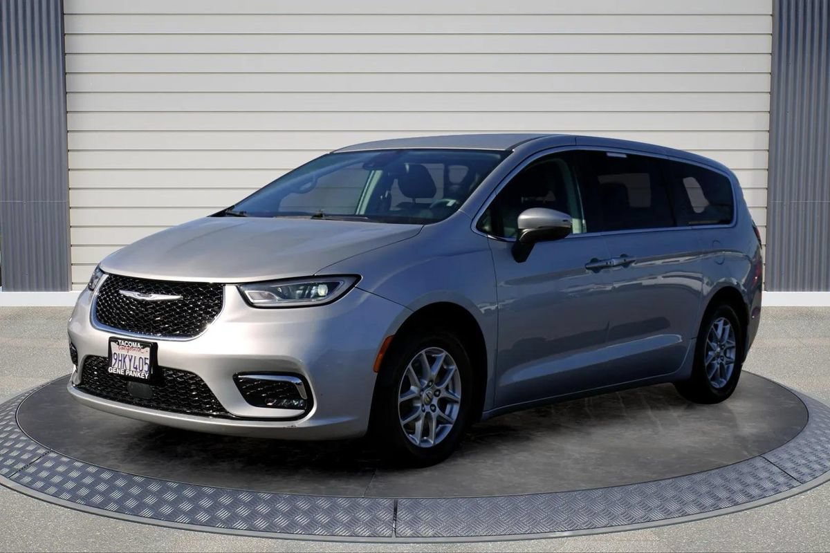 Used 2023 Chrysler Pacifica Touring-L FWD image 3