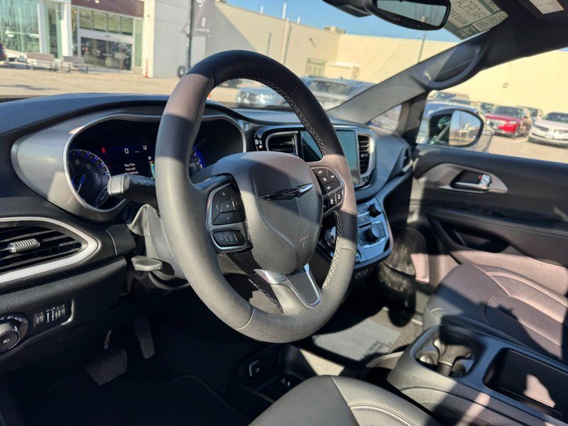 Used 2025 Chrysler Pacifica Select FWD image 15