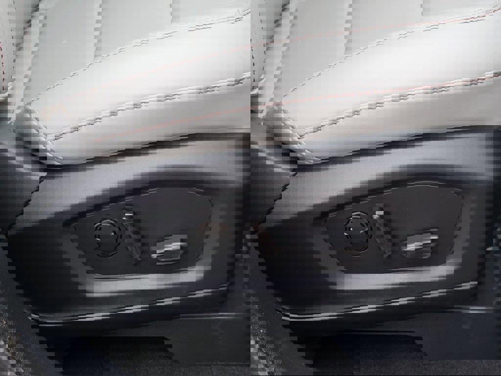 Used 2025 Ford Explorer Active w/ Active Comfort Package image 11