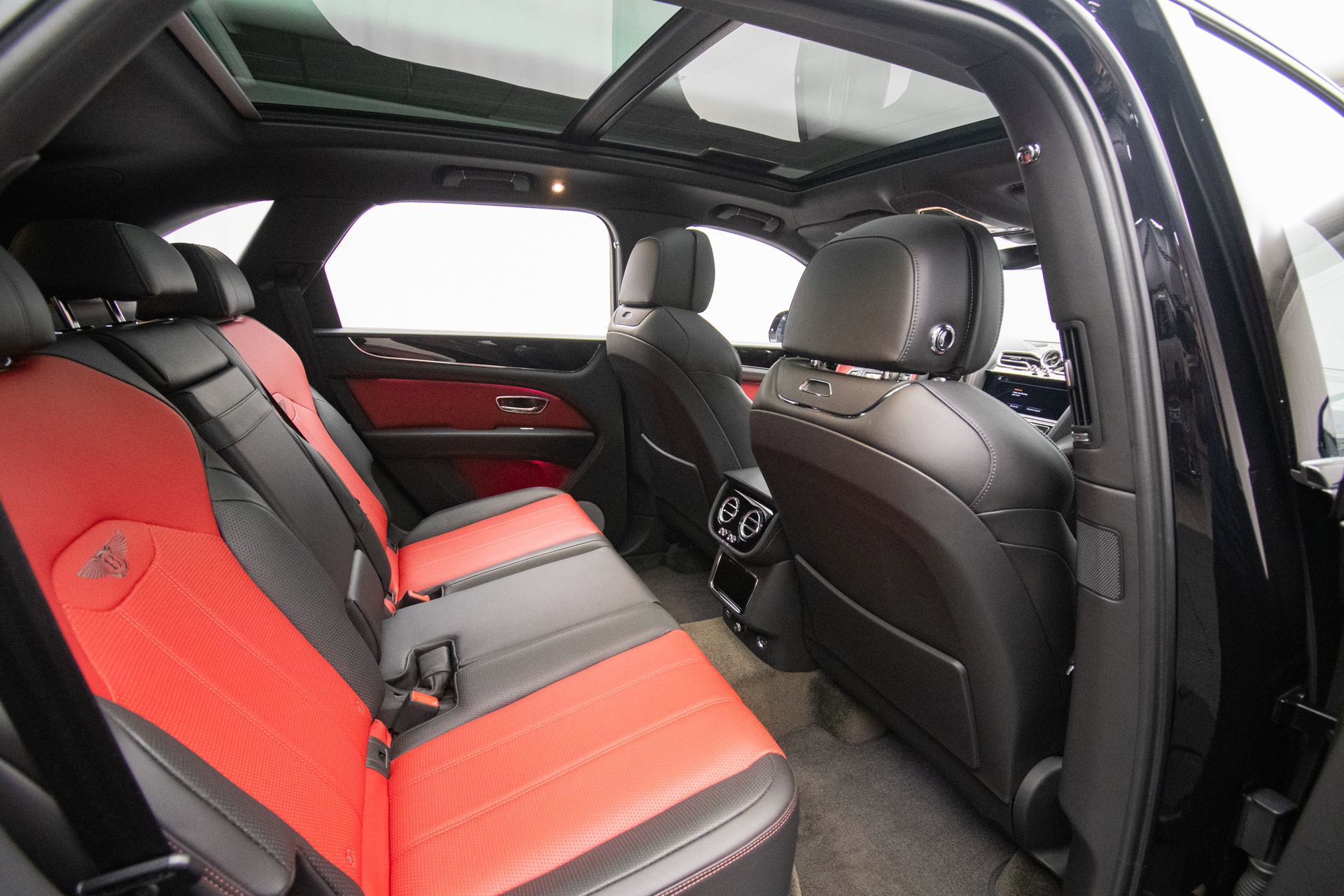 Used 2022 Bentley Bentayga AWD/4WD image 27