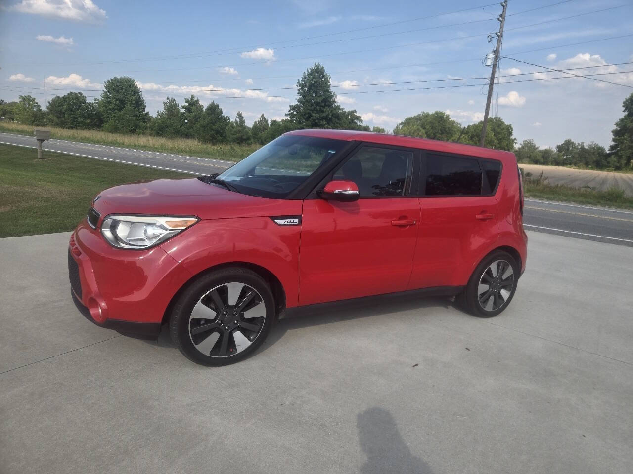 Used 2015 Kia Soul ! FWD image 2