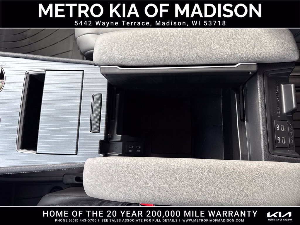 Used 2025 Toyota Sienna XLE AWD/4WD image 30