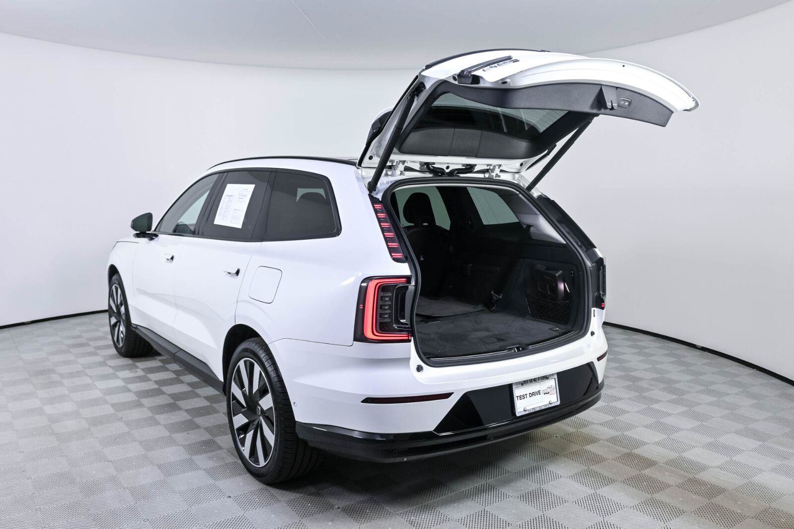Used 2025 Volvo EX90 Plus AWD/4WD image 32