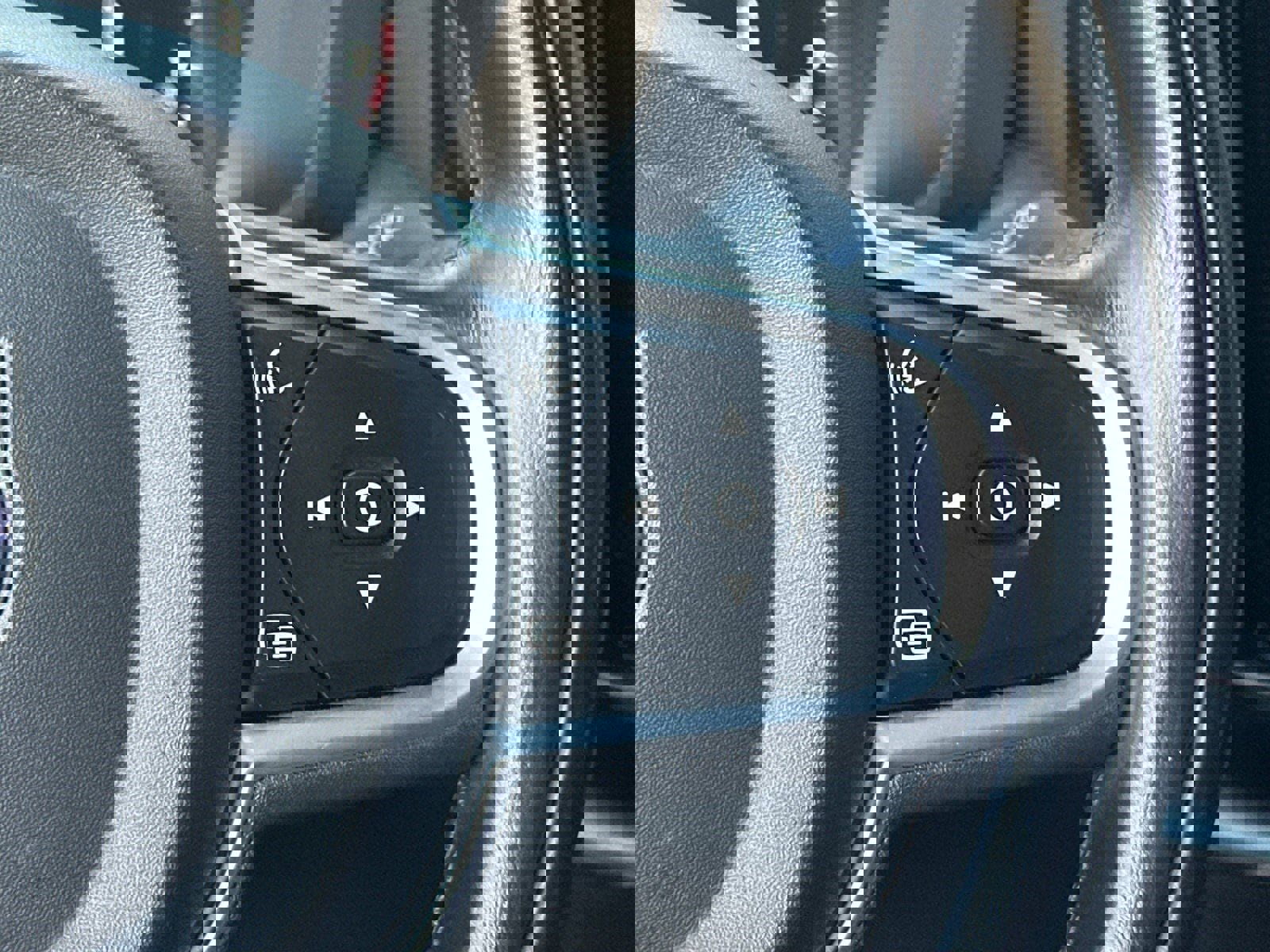 Used 2018 Volvo XC60 T5 Momentum w/ Convenience Package image 26