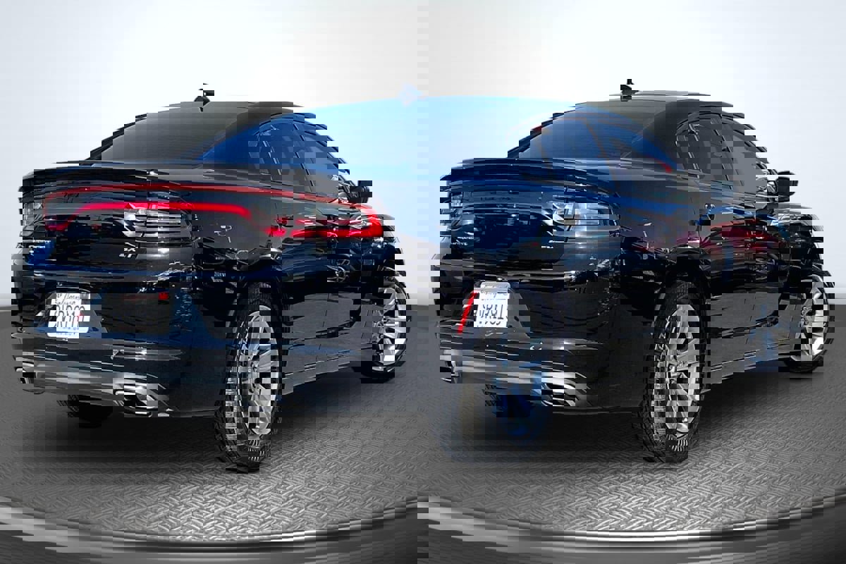 Used 2017 Dodge Charger SXT image 13