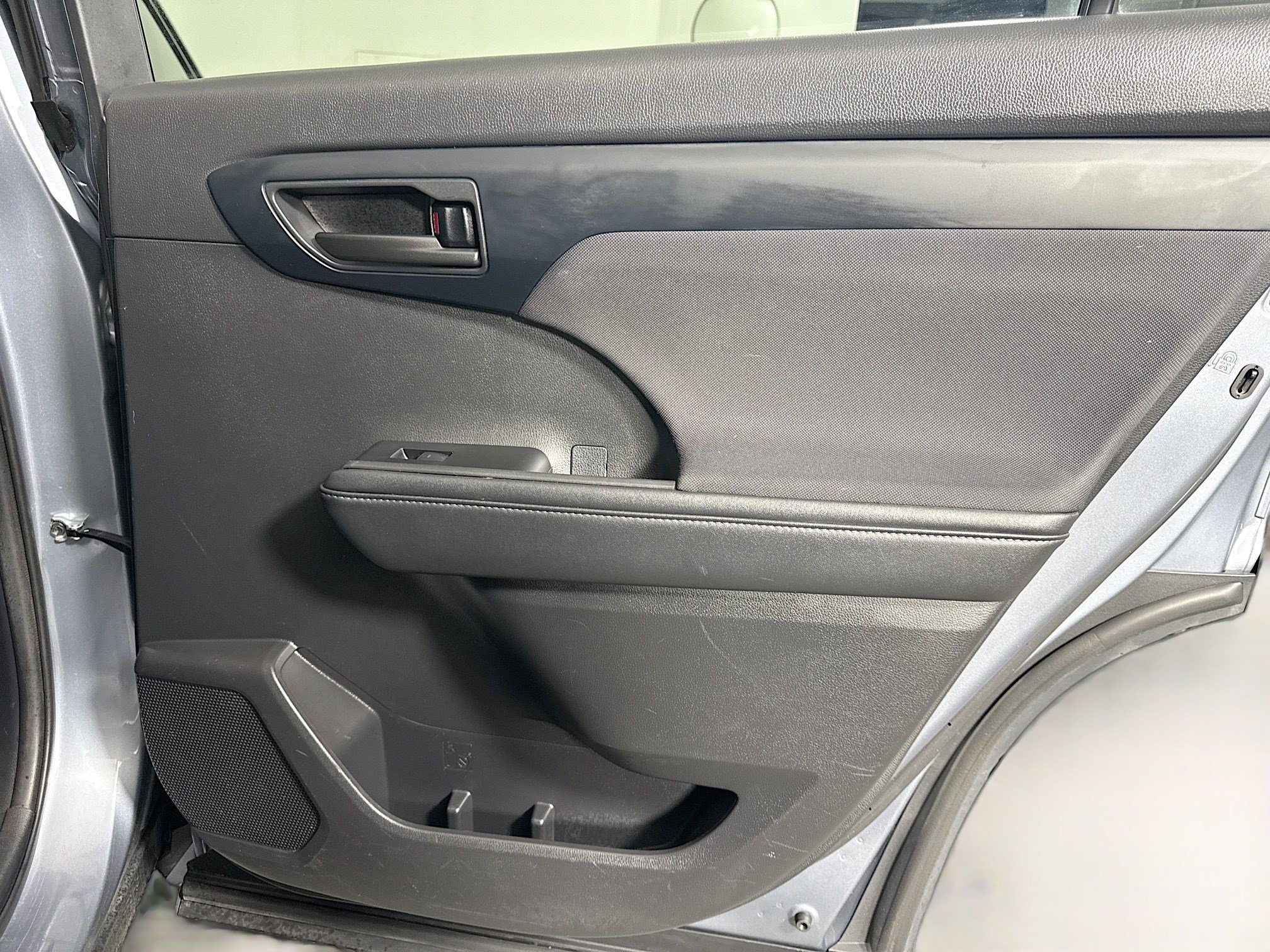 Used 2021 Toyota Highlander LE FWD image 28