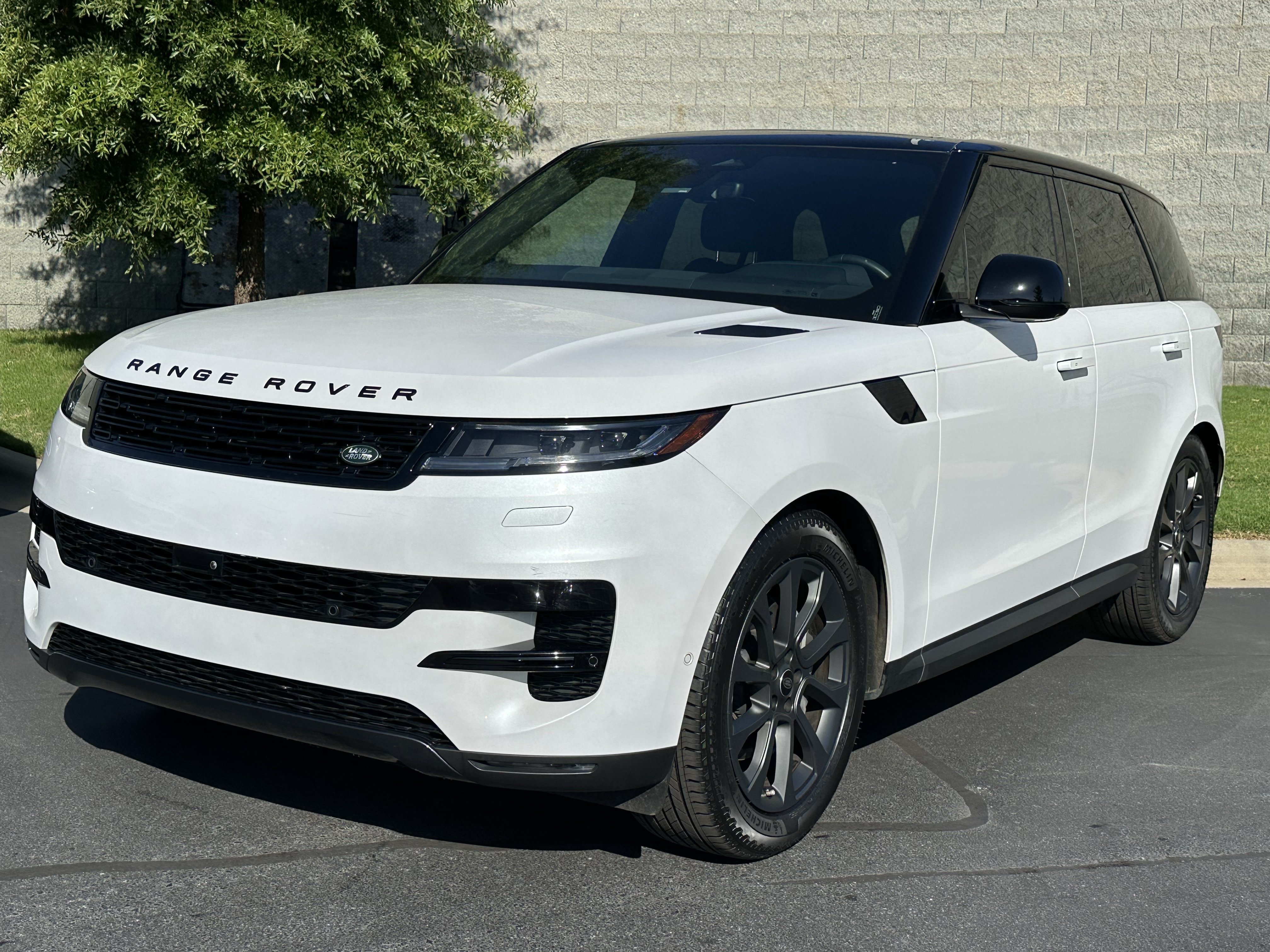 Used 2024 Land Rover Range Rover Sport SE AWD/4WD image 2