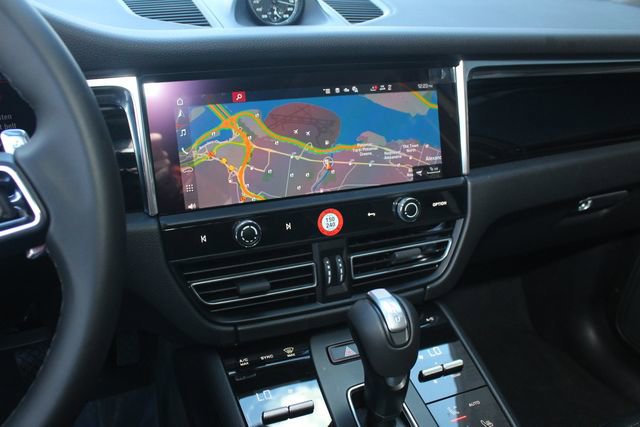 Certified 2026 Porsche Macan Base image 18