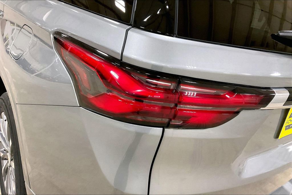 Used 2023 Chevrolet Traverse Premier w/ LPO, Floor Liner Package AWD/4WD image 28