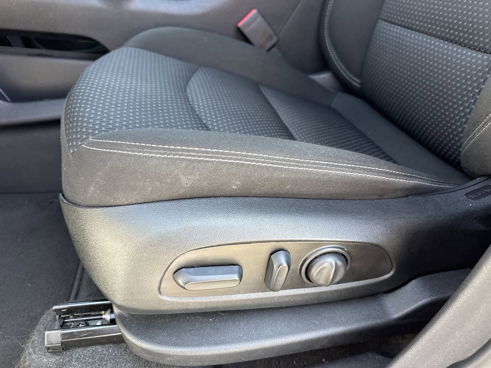 Used 2024 GMC Terrain SLE w/ Driver Convenience Package FWD image 16