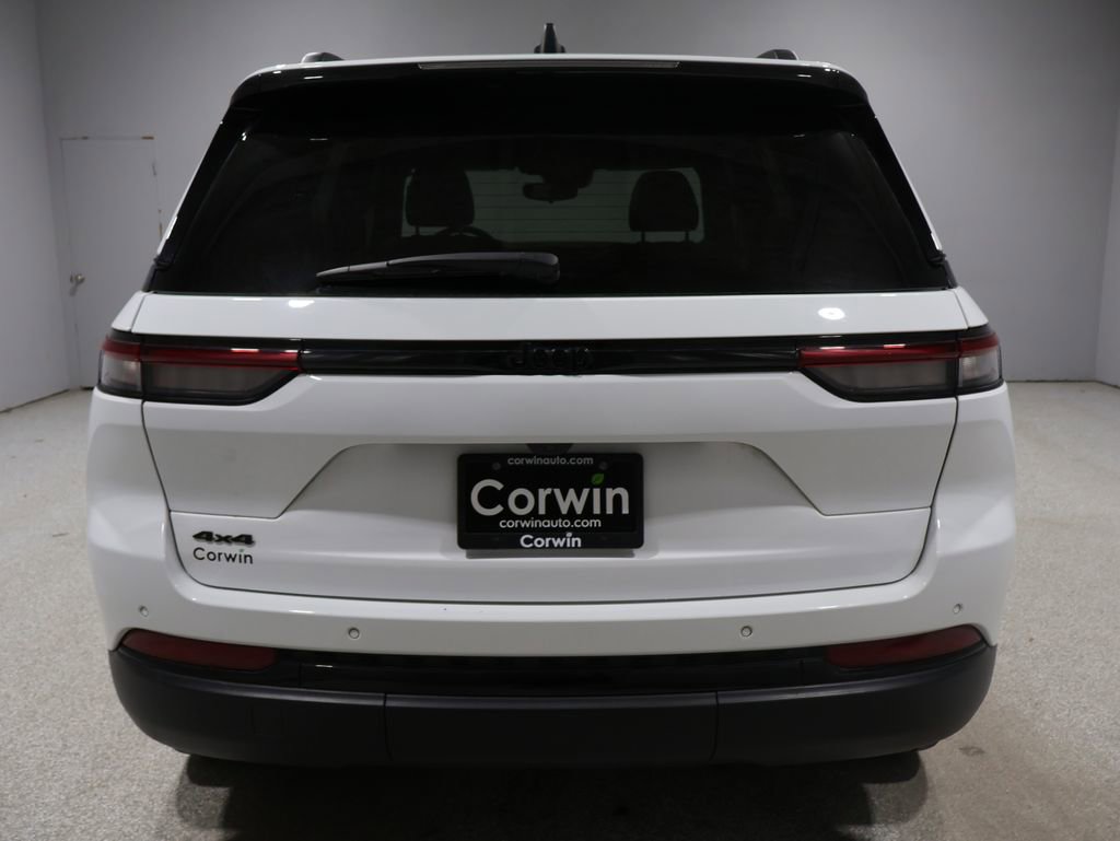 Used 2023 Jeep Grand Cherokee Altitude image 3