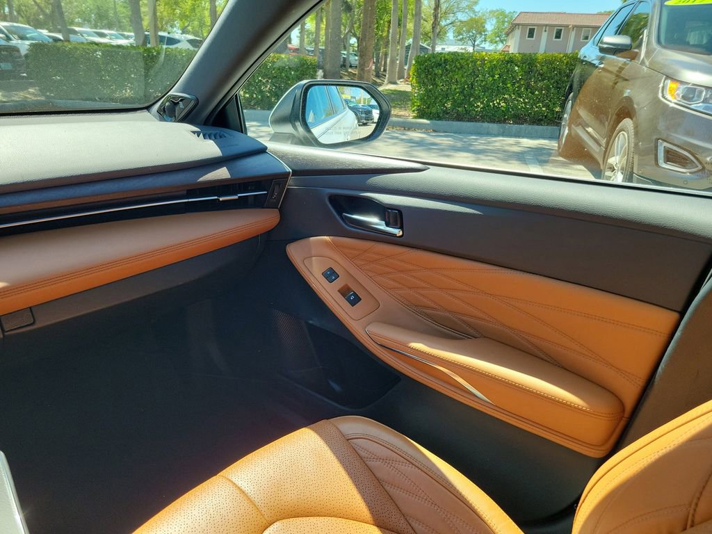 Used 2020 Toyota Avalon Limited image 18