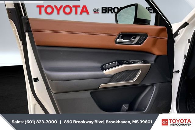 Used 2023 Nissan Pathfinder Platinum w/ Lighting Package (N93) image 17