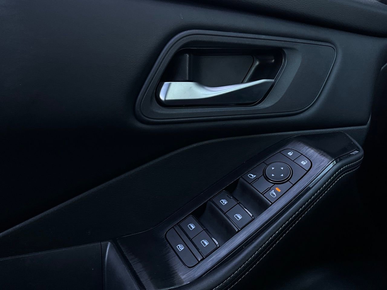 Used 2025 Nissan Rogue SV image 21