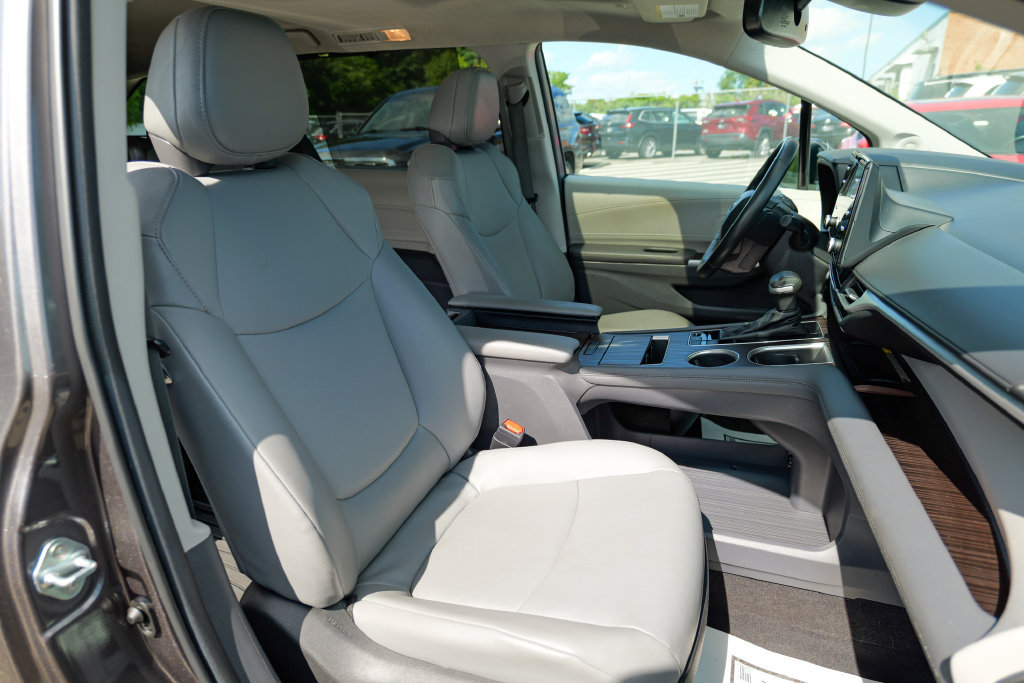 Used 2024 Toyota Sienna XLE w/ XLE Plus Package FWD image 35