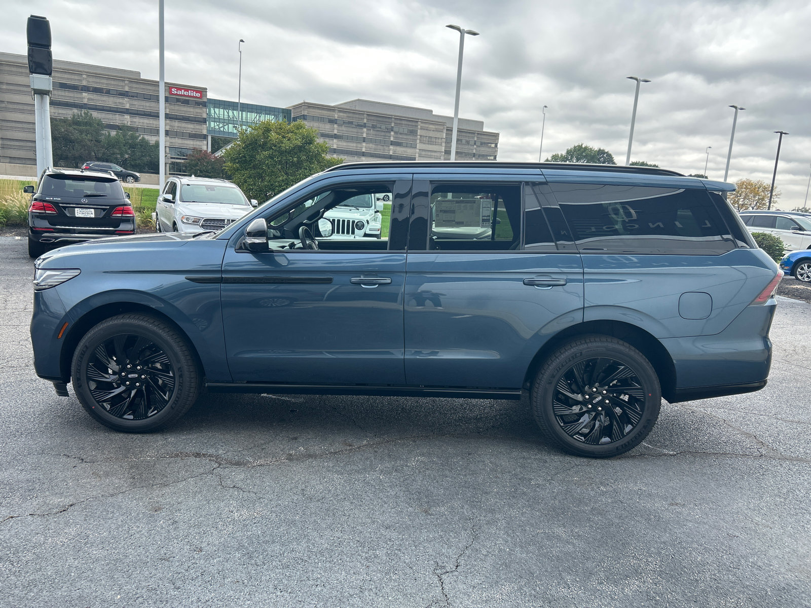 New 2027 Lincoln Navigator Reserve w/ Jet Appearance Package AWD/4WD image 4