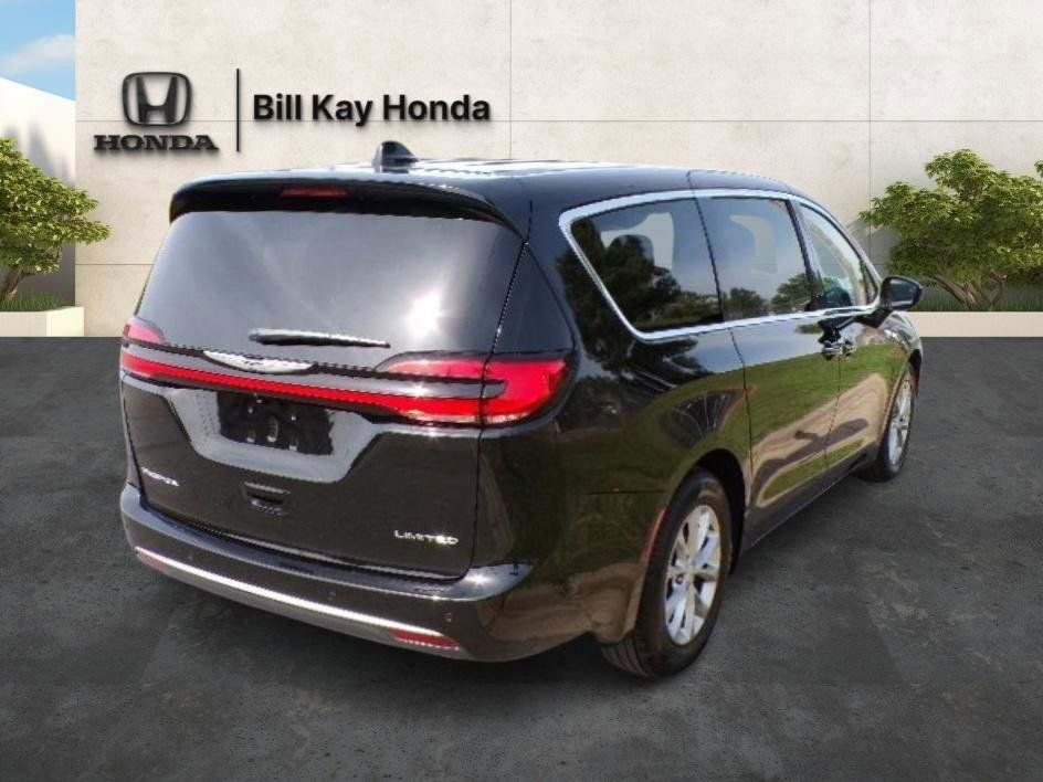 Used 2026 Chrysler Pacifica Limited FWD image 10