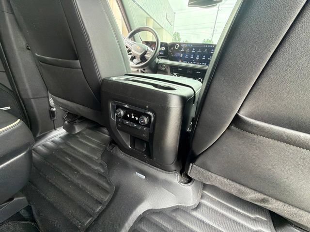 Used 2025 Chevrolet Suburban Premier AWD/4WD image 7