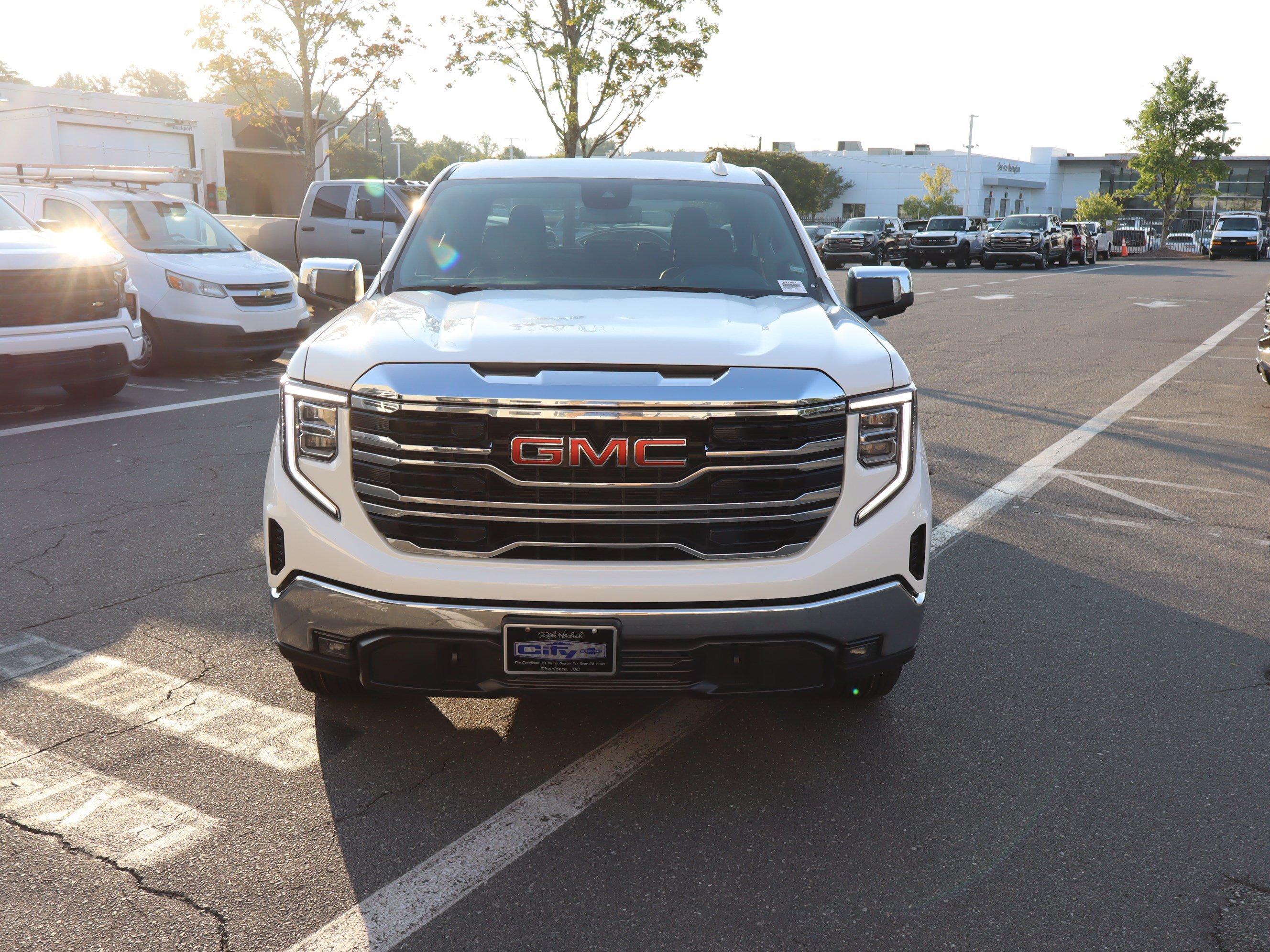 Used 2025 GMC Sierra 1500 SLT AWD/4WD image 3