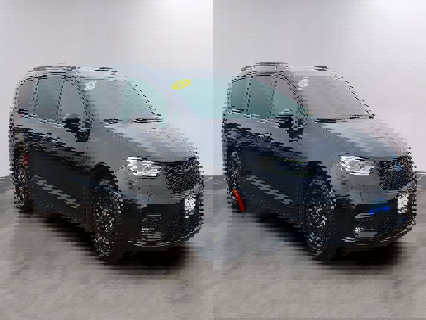 Used 2024 Chrysler Pacifica Premium image 3