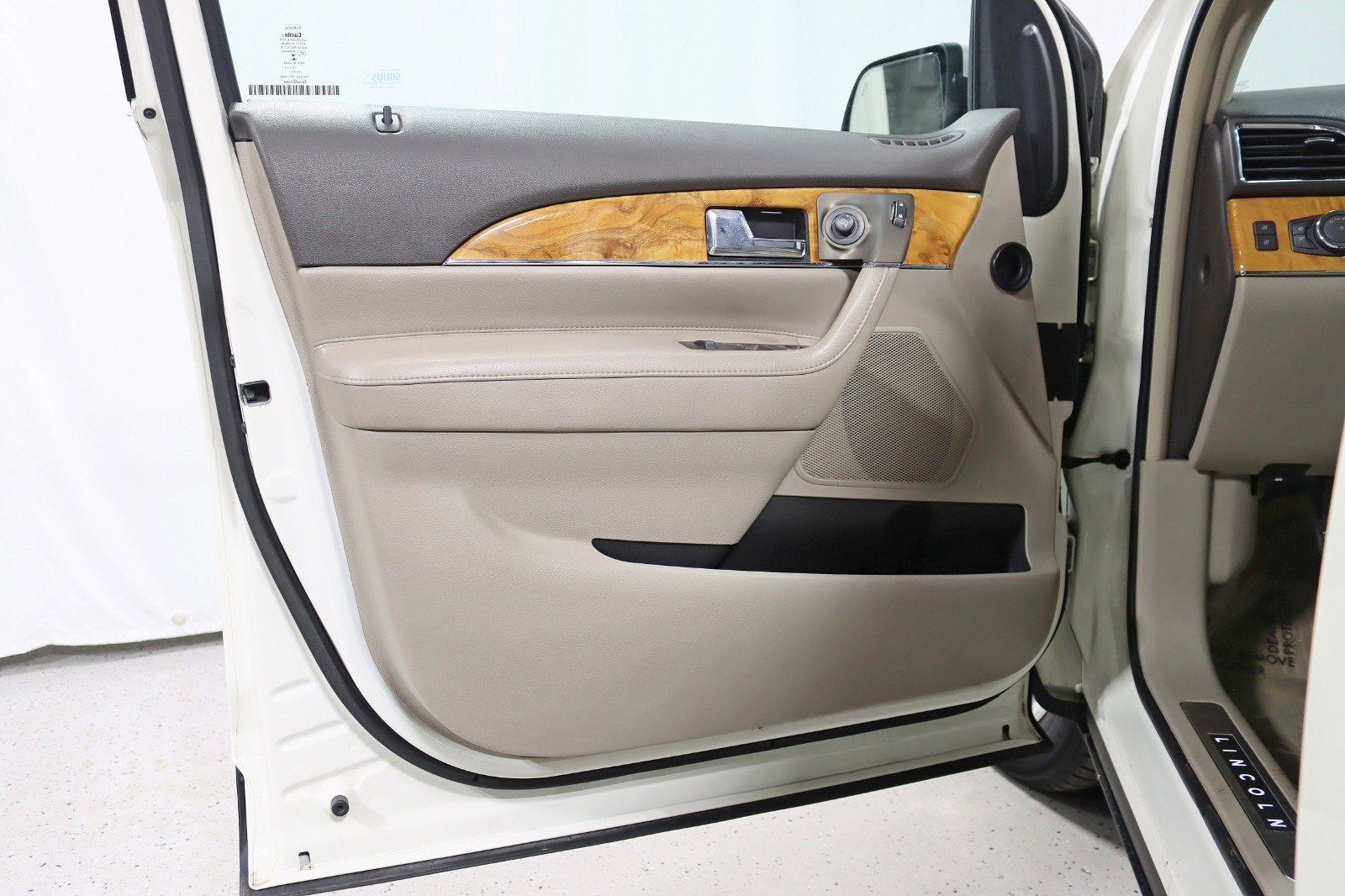 Used 2013 Lincoln MKX AWD image 29