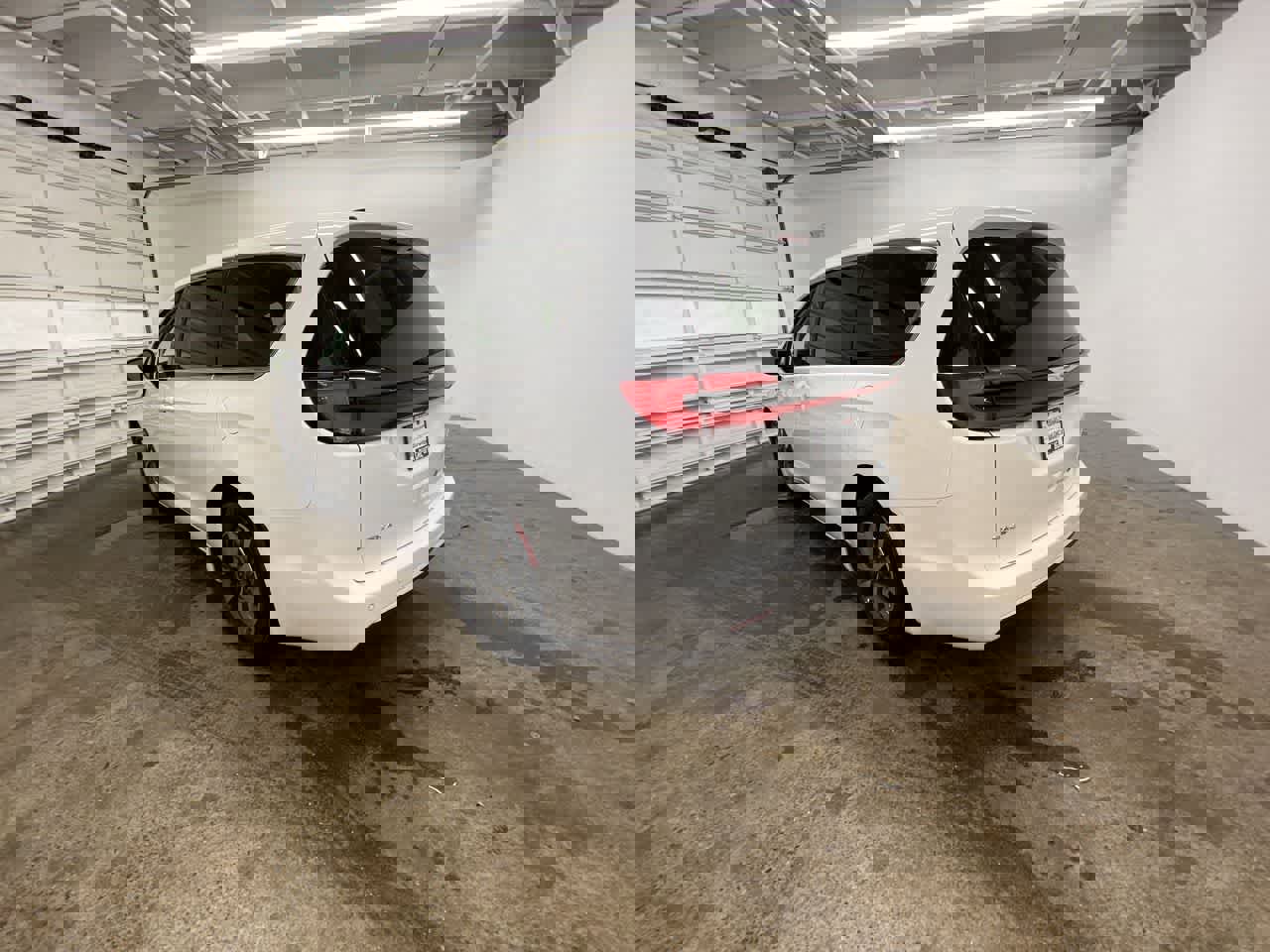 Used 2024 Chrysler Pacifica Select image 4