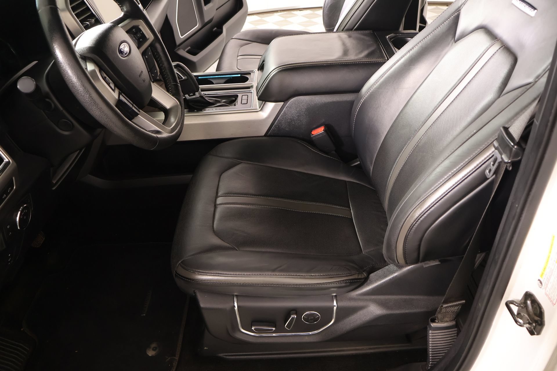 Used 2015 Ford F150 Platinum w/ Equipment Group 701A Luxury AWD/4WD image 13