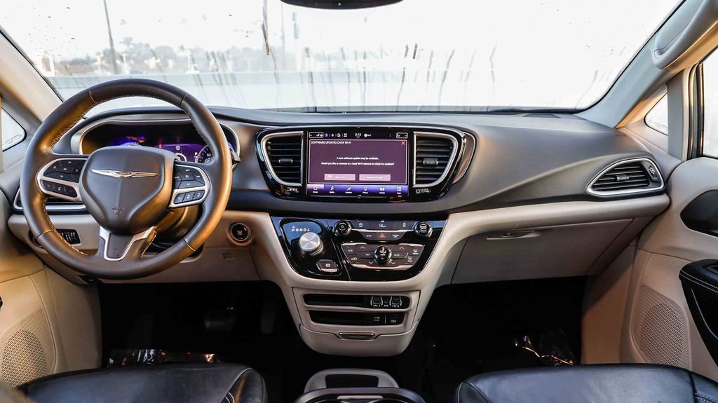 Used 2022 Chrysler Pacifica Touring-L FWD image 15