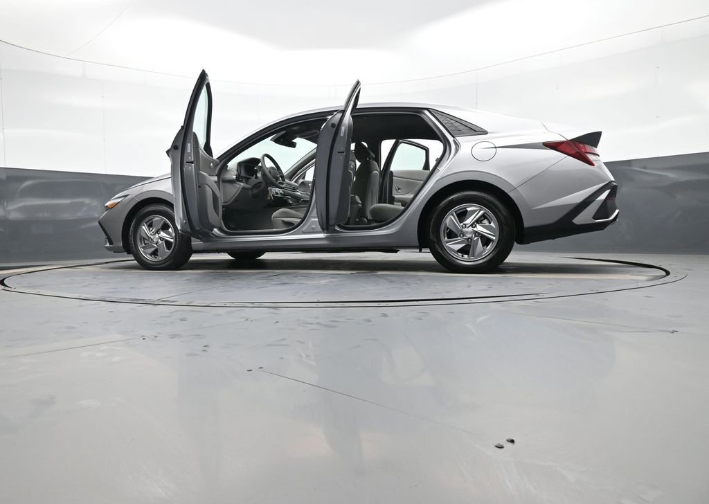 Certified 2025 Hyundai Elantra SE image 48