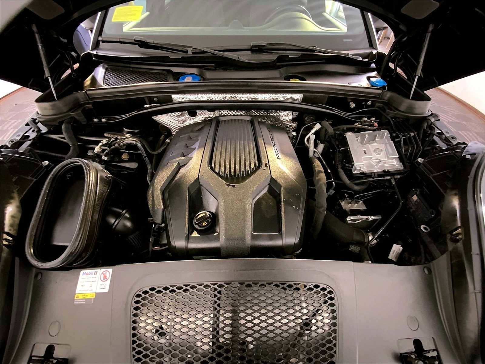 Certified 2023 Porsche Macan image 32