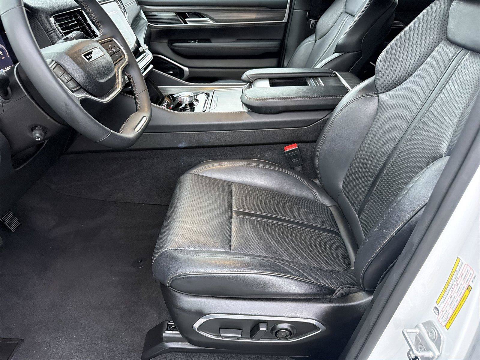 Used 2024 Jeep Wagoneer Series II w/ Flexible Seating Group RWD image 8
