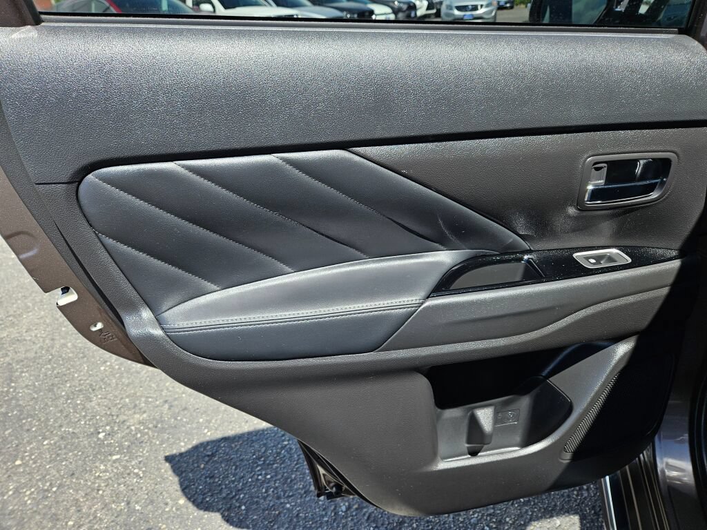 Used 2018 Mitsubishi Outlander SEL AWD/4WD image 16