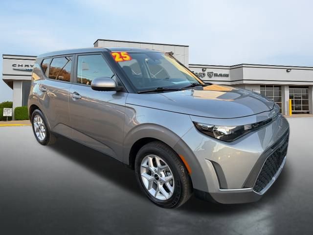 Used 2025 Kia Soul LX w/ LX Technology Package image 3