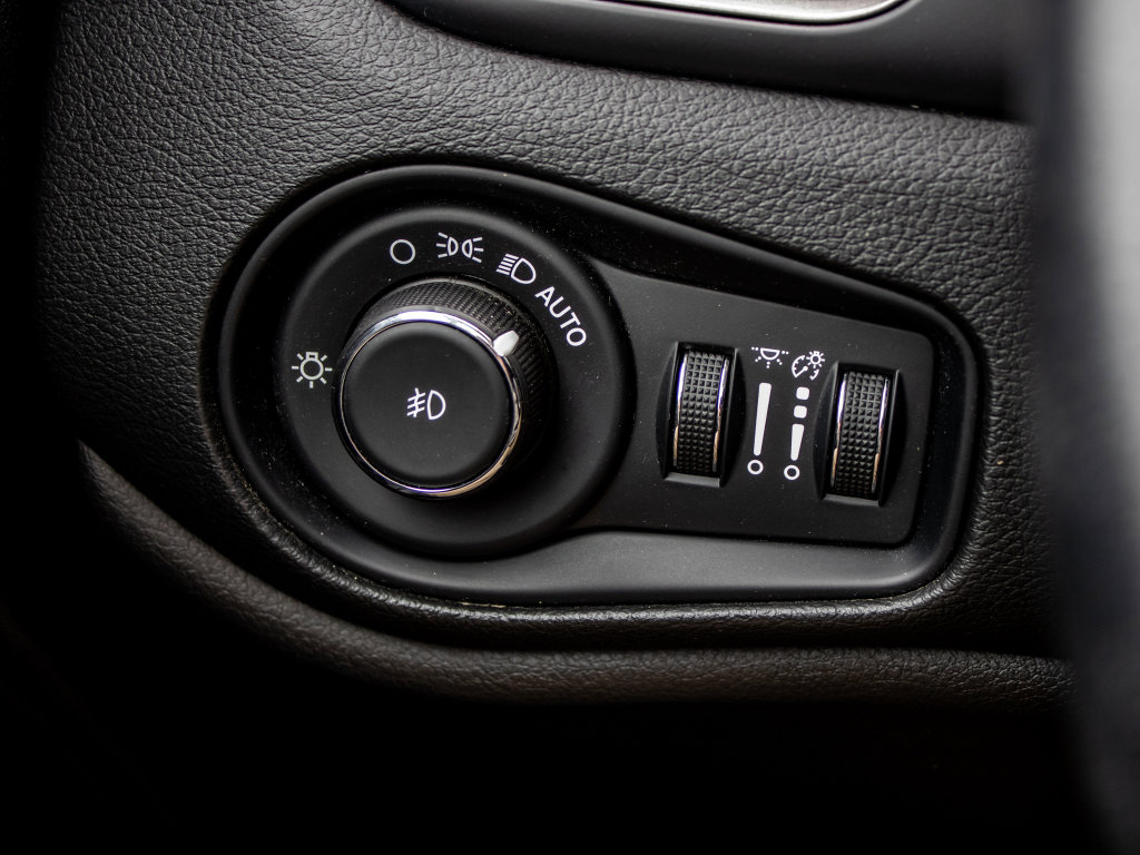 Used 2023 Jeep Renegade Limited image 34