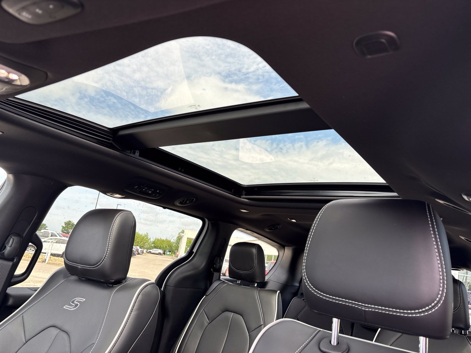 New 2027 Chrysler Pacifica Limited FWD image 10