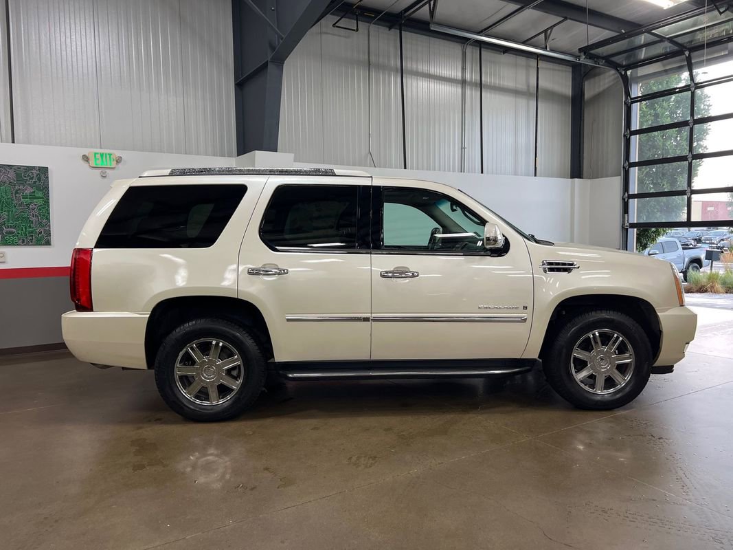 Used 2007 Cadillac Escalade AWD w/ Climate Package image 3