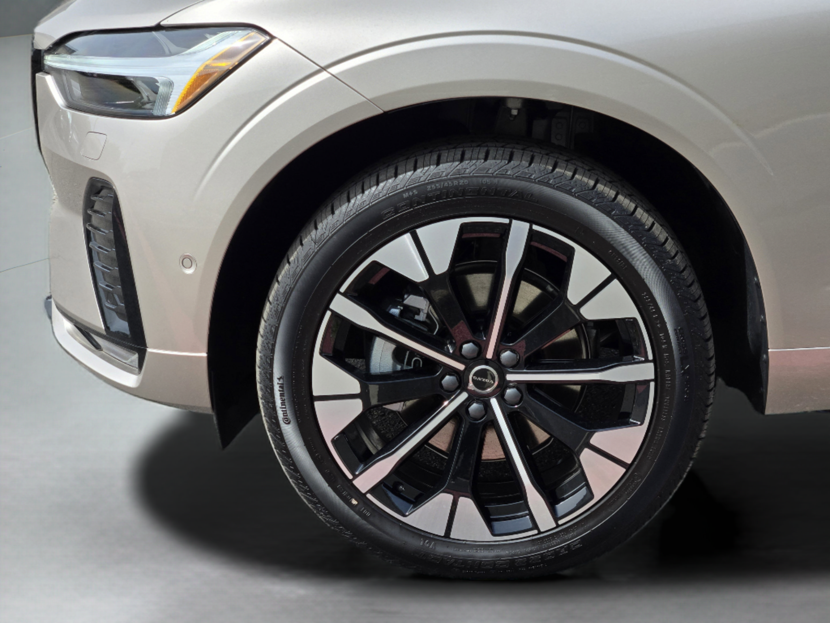 Used 2026 Volvo XC60 B5 Plus w/ Protection Package Premier AWD/4WD image 28
