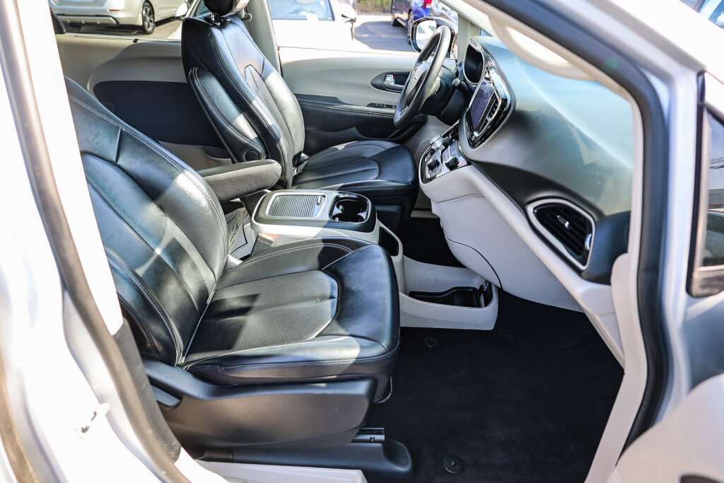 Used 2024 Chrysler Pacifica Touring-L FWD image 10