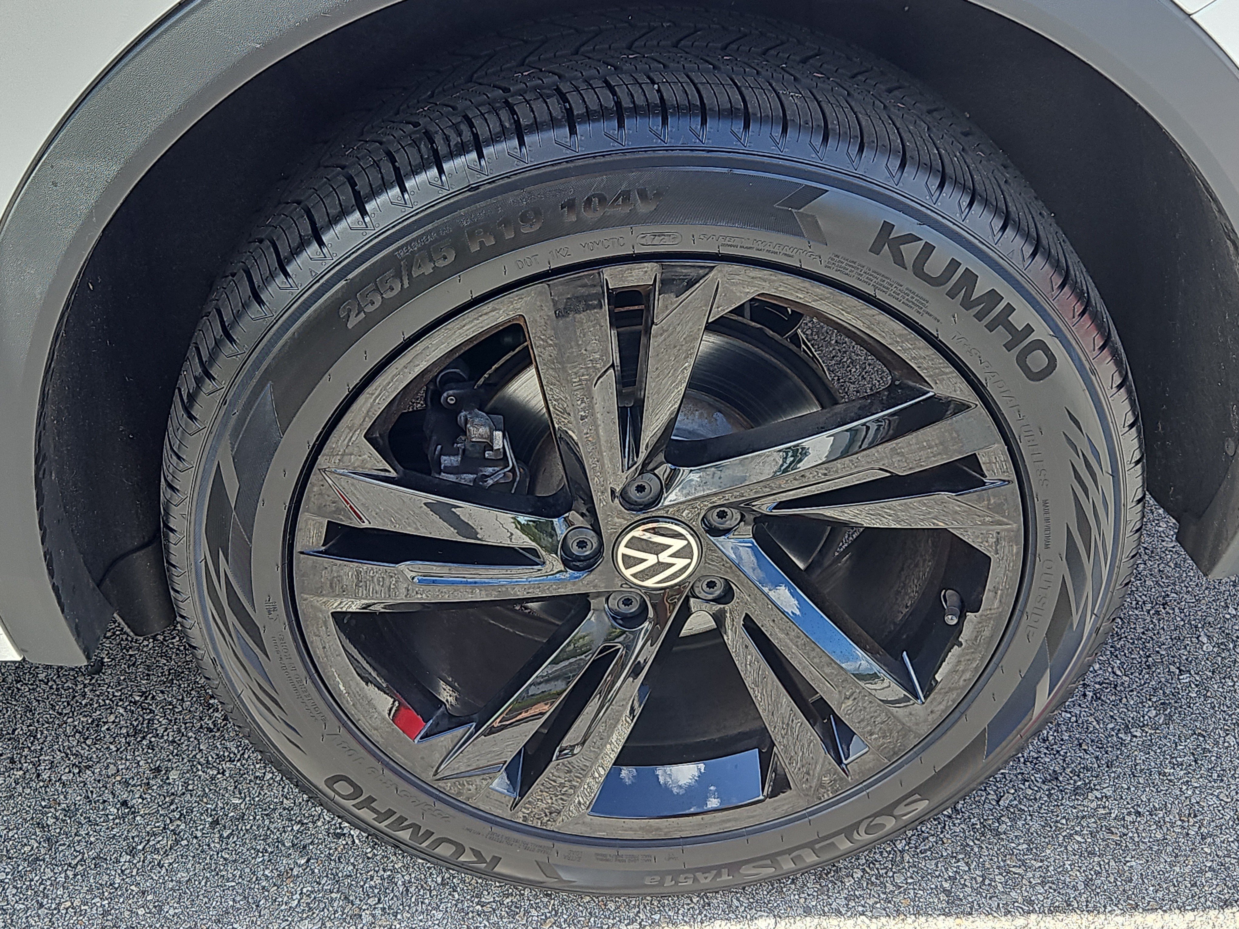 Certified 2024 Volkswagen Tiguan SE R-Line AWD/4WD image 29