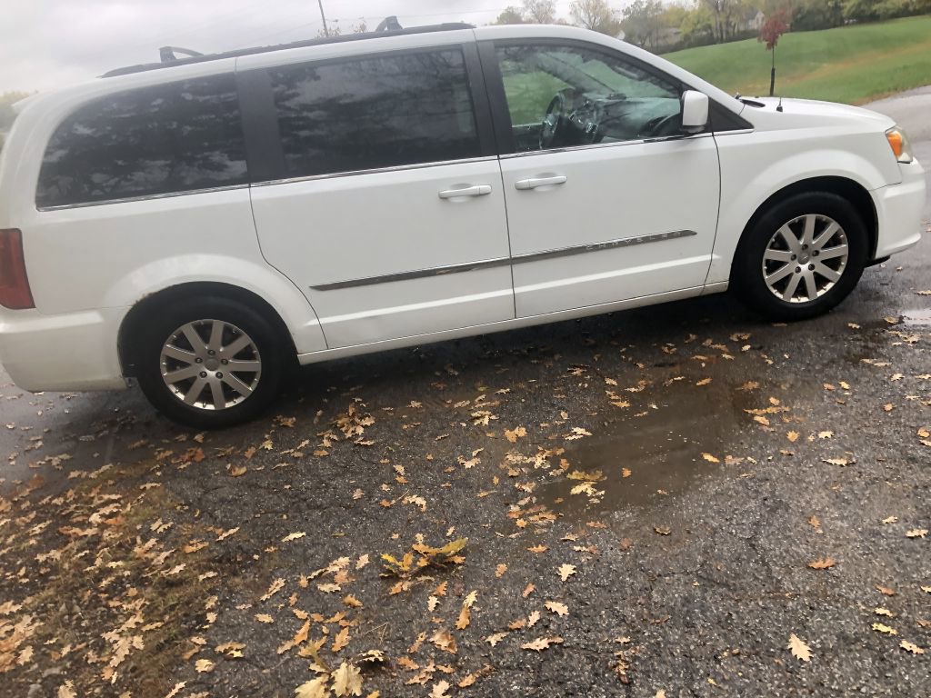 Used 2014 Chrysler Town & Country Touring image 12
